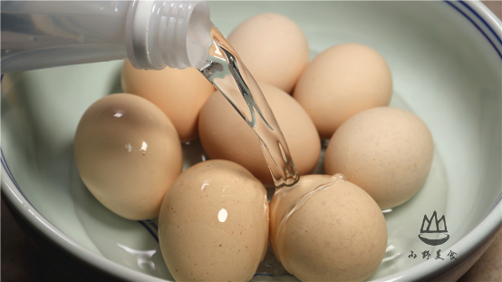 鸡蛋|把白酒倒入鸡蛋里,作用真厉害,很多人不知道有啥用,看完涨知识