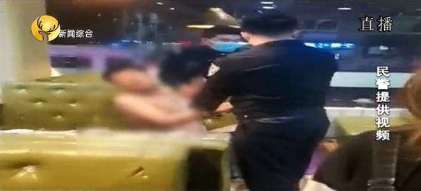 包头之窗 包头一离婚夫妻在饭店打架，男子裸体耍赖，女子袭警被拘