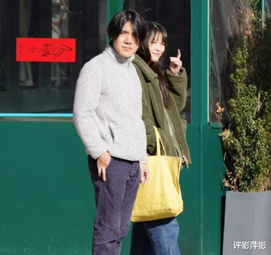 小室圭|真子与小室圭十指紧扣，夜间访友连蹦带跳，公主婚后活成了偶像剧