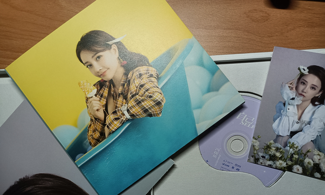 梓琪育儿说|冯提莫事业心真强,新专辑刚发售,新MV《窥》接踵而至,风格大变