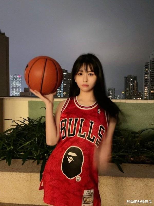 邱淑贞|邱淑贞女儿太有“料”了，穿旗袍裙撑得好满，好身材显露无疑