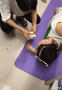 女孩|兄弟们都说红短裤的女孩最漂亮，可我还是坚定地选择了第三个妹子