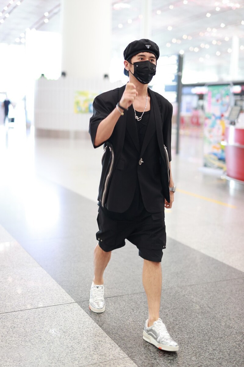 男士穿衣搭配杂志|张伦硕真有暖男范,把钟丽缇宠成“小公主”,看造型就知道很恩爱