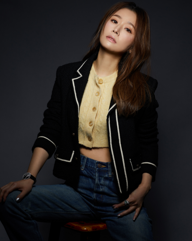 林心如|45岁林心如罕见炫腹肌！穿短上衣露出一截腰，腹部凹出两条肌肉线