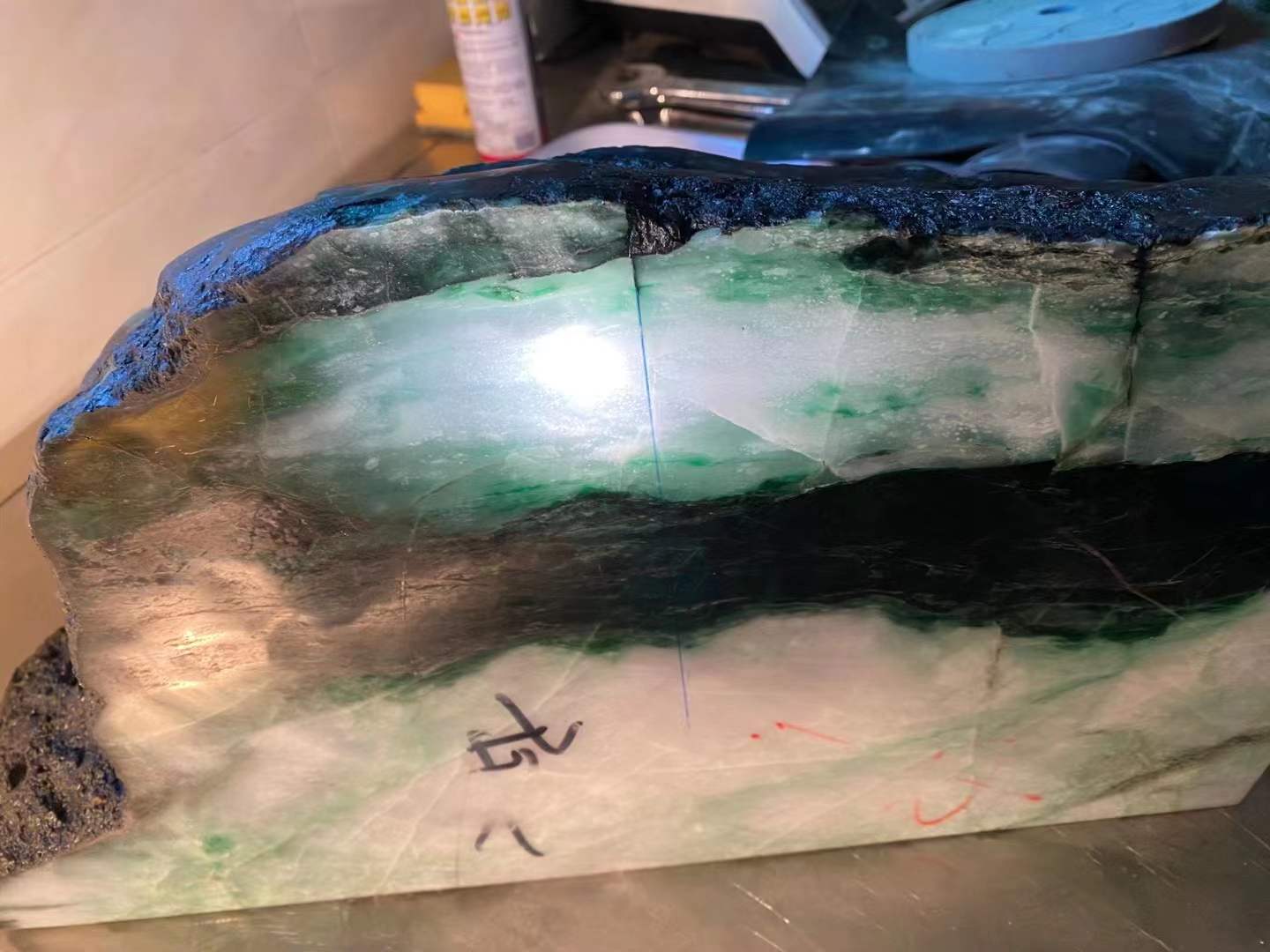 翡翠手镯|做翡翠手镯加工的行家，哪天不是在博石