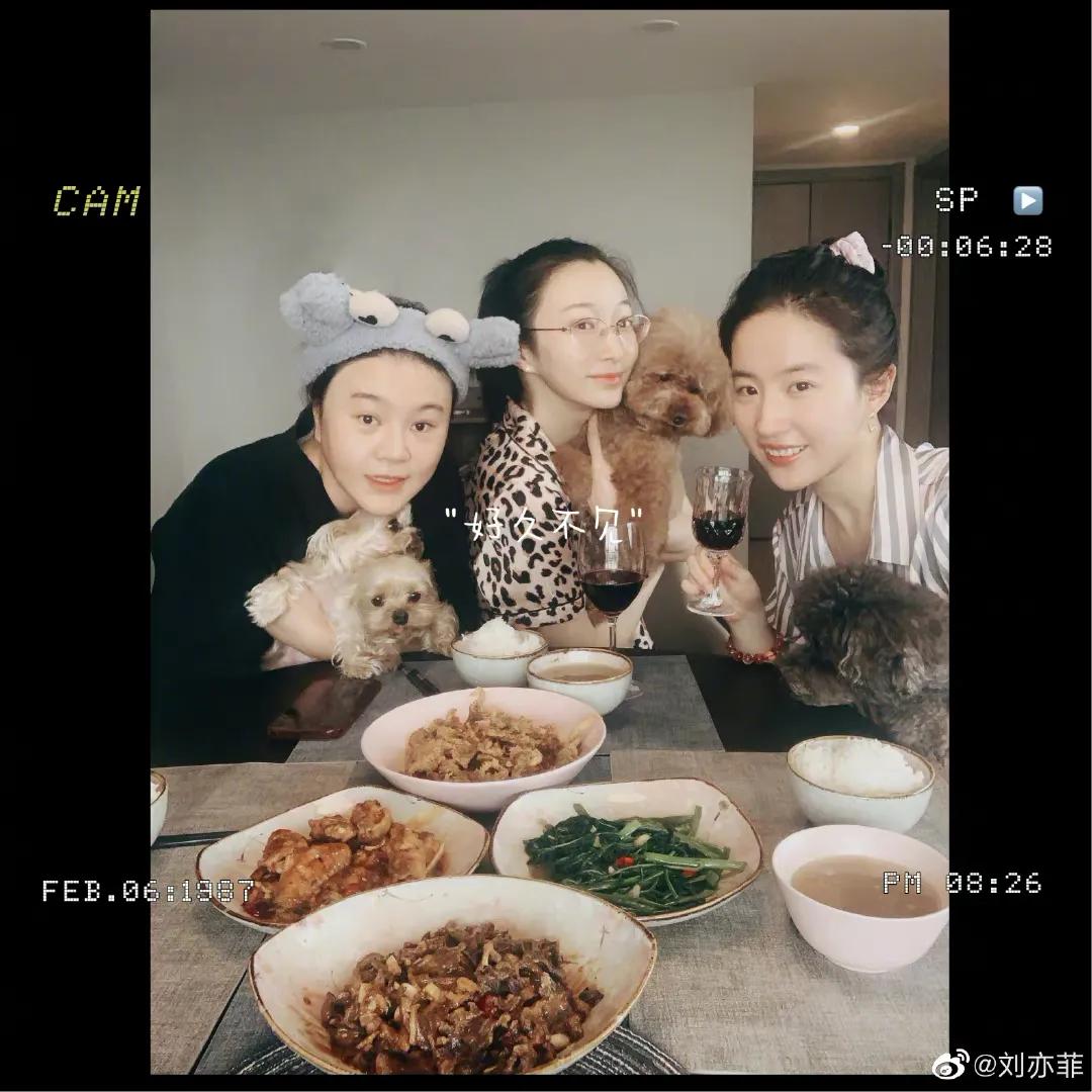 刘亦菲|偶遇刘亦菲逛街，网友大赞皮肤超级好，像18岁富家女留学生