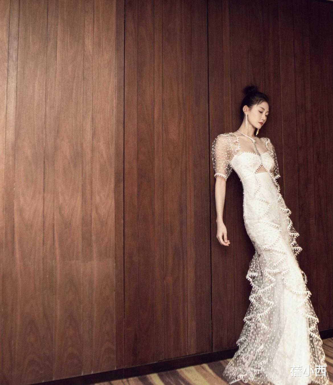 苗苗|郑恺老婆苗苗的气质真不假,穿T恤+印花裤就出门,真是无需美颜