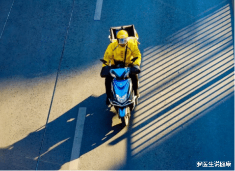 罗医生说健康|31岁男子确诊肝癌，医生叹息：身体出现3种异常，趁早查肺部CT，不可忽视