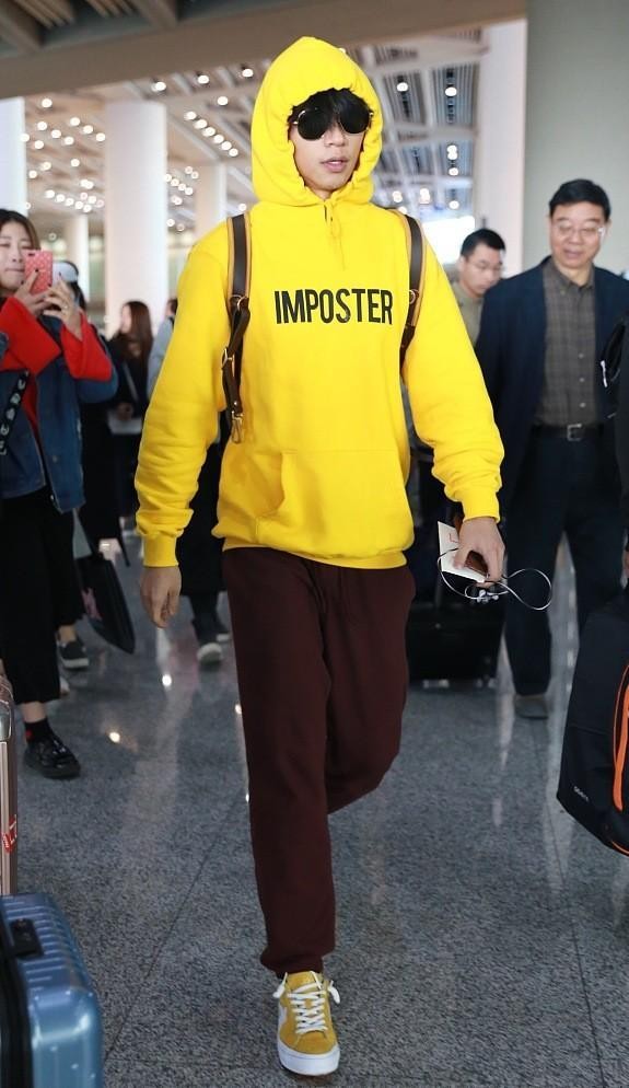 白小白的衣橱 男明星也有减龄需求，魏晨私下里穿着橘色卫衣，素颜也像大男孩