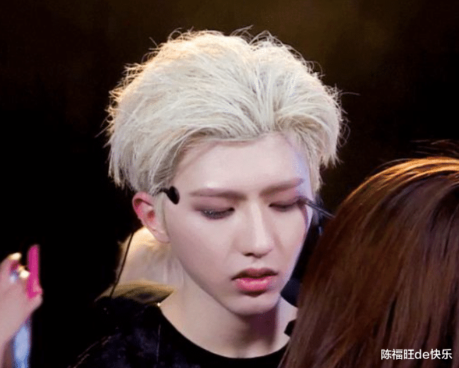 蔡徐坤|?蔡徐坤粉丝围攻媒体,官媒霸气回应,看来这是要正面刚了