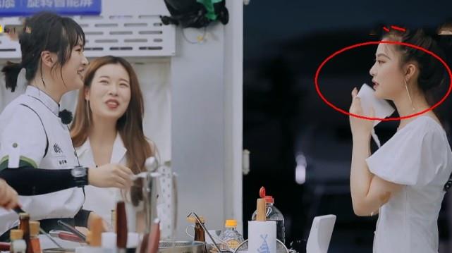 姚安娜|姚安娜带闺蜜上节目，其中一位出场就成男粉心头肉，这颜值我爱了