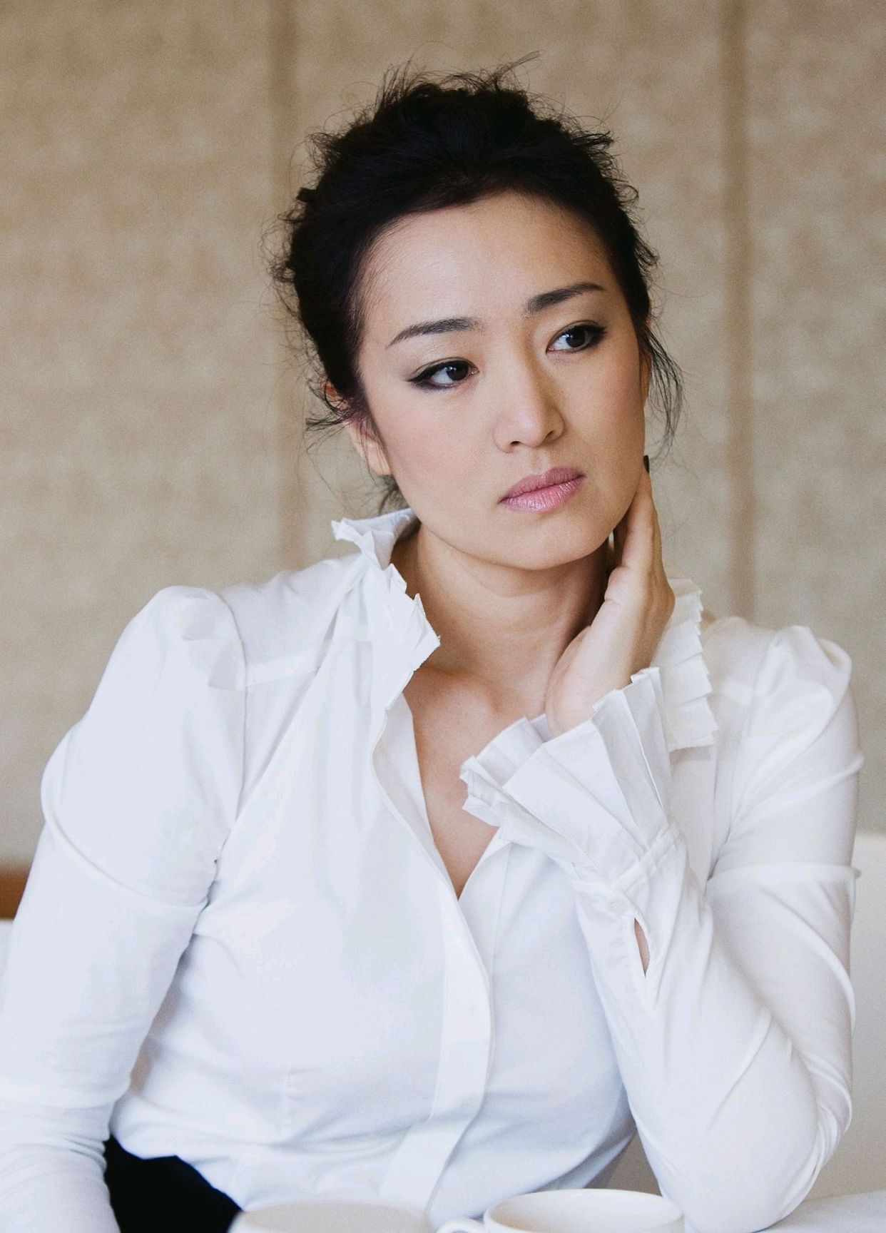 莫妮卡·贝鲁奇|莫妮卡·贝鲁奇和巩俐：有大地女神般的美感，穿白衬衣就美得惊人。