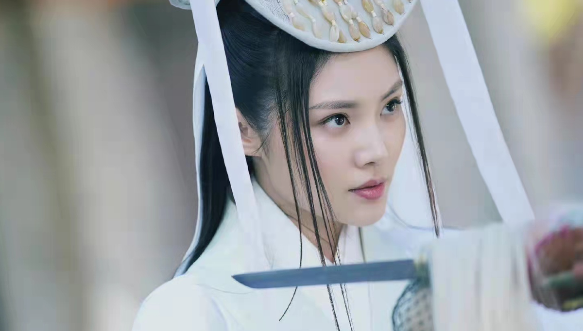 原来我很爱你|55岁巩俐造型太性感！穿高开衩裙秀细白腿，陈坤与其热聊含羞捂脸