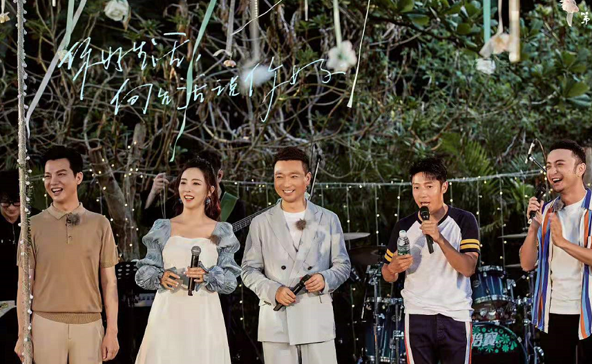 时尚风行派 央视一姐李思思不惧素颜!穿健美裤秀出超模腿,难怪能惊艳撒贝宁