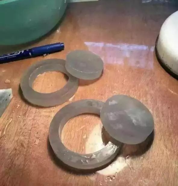 冰种翡翠|380万的翡翠原石,被他一刀切涨4000万,身边的人瞬间炸开锅了!