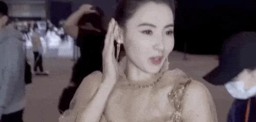 张柏芝|姐姐团一起吃火锅，离开舞台滤镜后，这才是40岁张柏芝的真实颜值