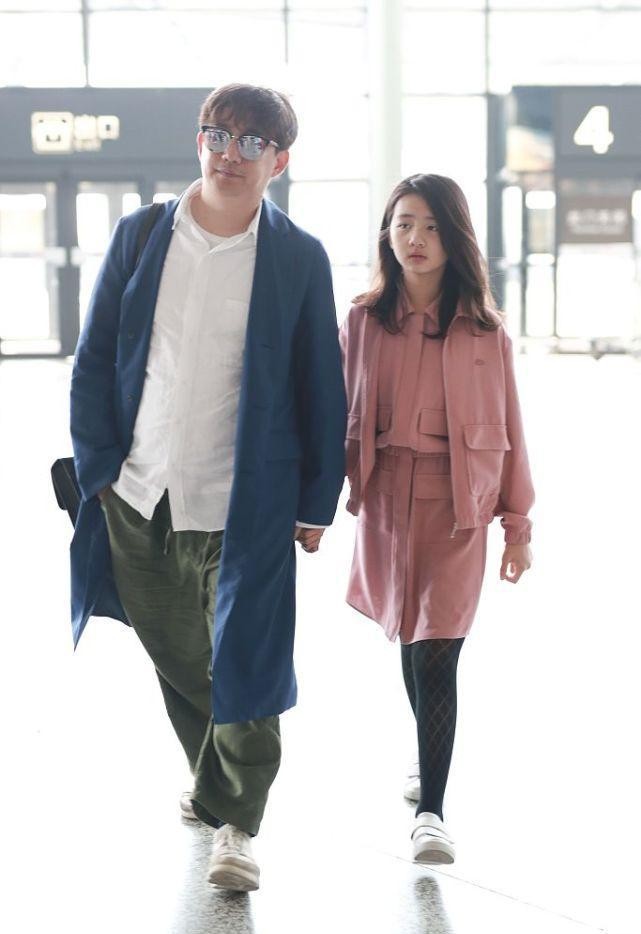 白小白的衣橱|黄磊大女儿也到了“叛逆期”，一头金发太显眼，但和爸爸关系真好