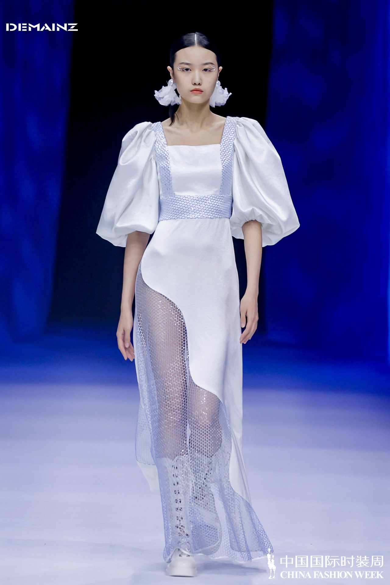 魔都时尚生活|陈志华·DEMAINZ地缦《幻醒》2022春夏时装周圆满发布|尚赋