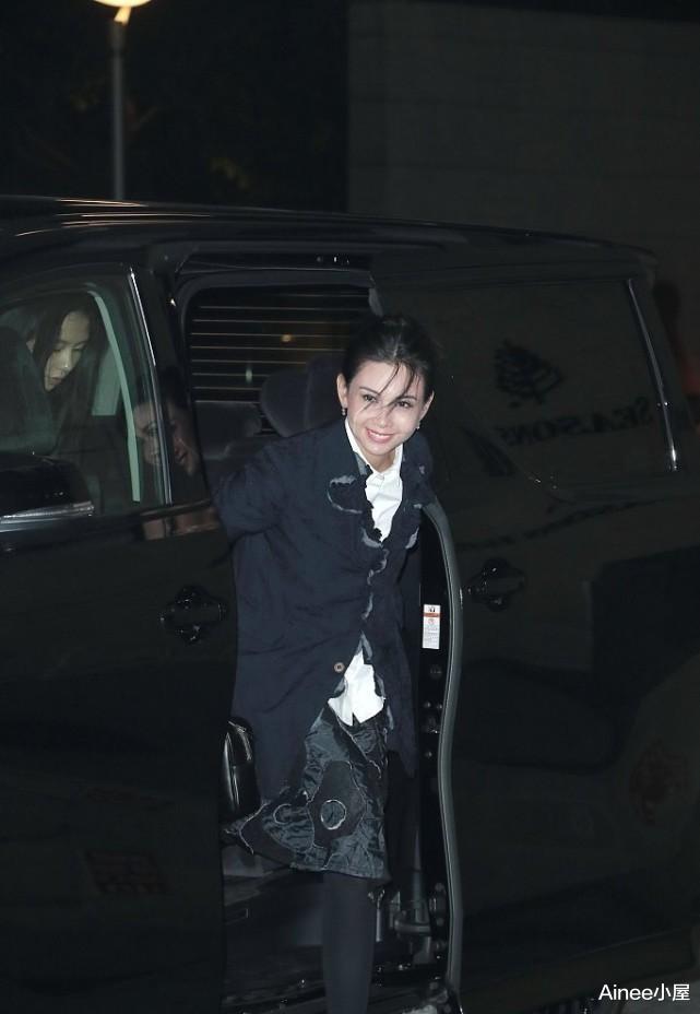 邱淑贞|邱淑贞年龄大了也适合淡妆，穿西装配印花裙，和女儿同框似同龄人