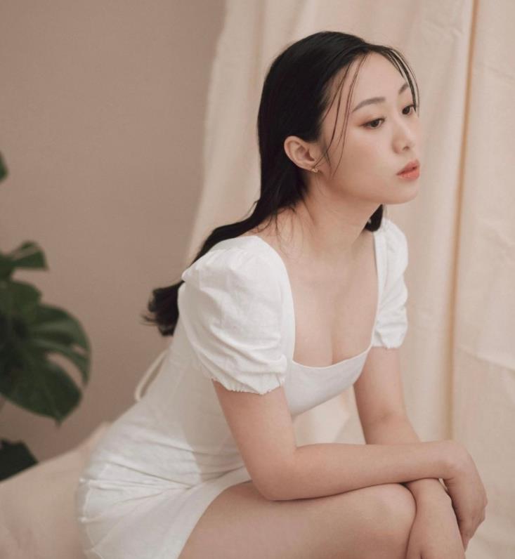 育妈计|李丽珍23岁女儿罕晒近照，穿开叉裙摆出妩媚姿势，好身材一览无余