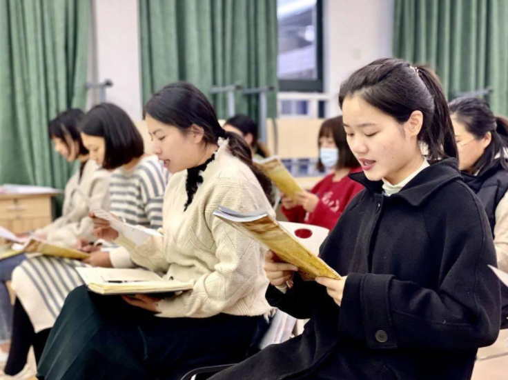 教师|多地中小学职教人员短缺，数据却显示“超编”，老师去哪了？