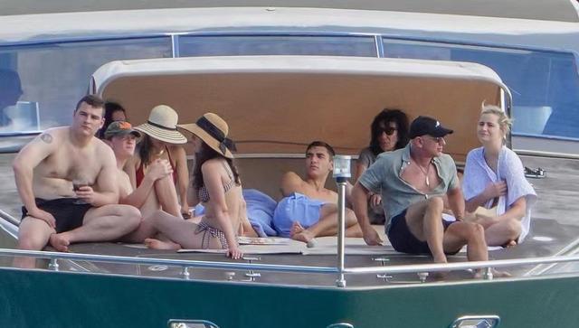 帕特|为了51岁的阿姨，世界首富不惜跟原配离婚，还付出了3千亿的代价