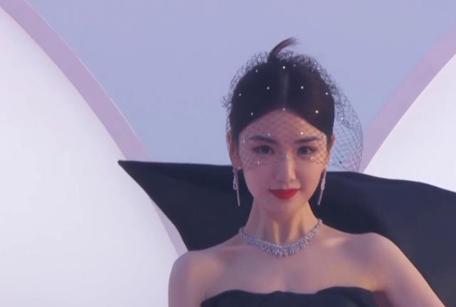 杨紫|杨天真在《GQ盛典》闹笑话，杨颖的仙女棒太廉价，两个晓彤比拼美