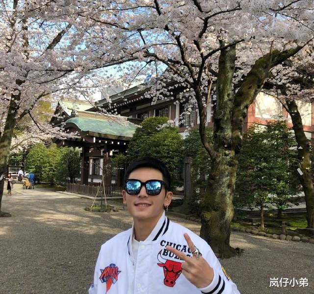 张哲瀚|张哲瀚公开进行道歉，又被扒出早期不雅图片，官博发声点评疑似要凉了！