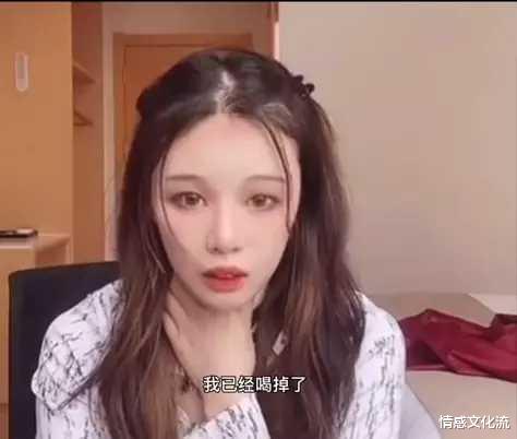 情感文化流 网红罗小猫直播喝药轻生，弹幕催促“快点喝”，人性本恶善良选择