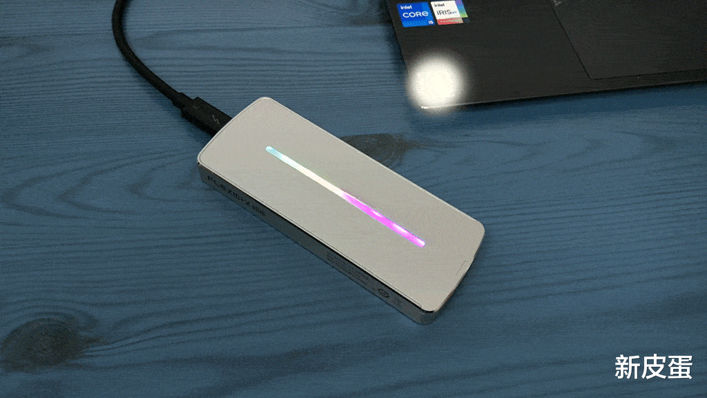 主板|与主板灯效同步，还能带来另一种DIY硬盘盒变装的乐趣