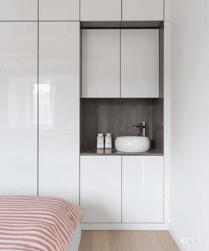 84平的小户型，用极简和纯白装饰空间，满足年轻人的需求