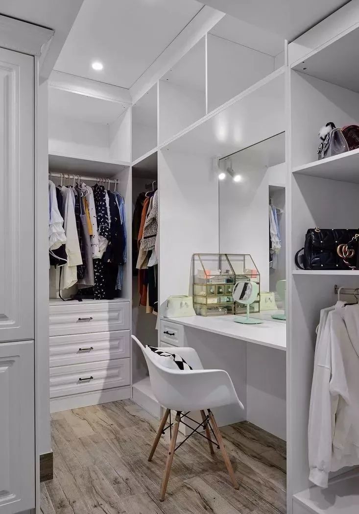 与其羡慕别人家有衣帽间，不如自己挤点空间来做个