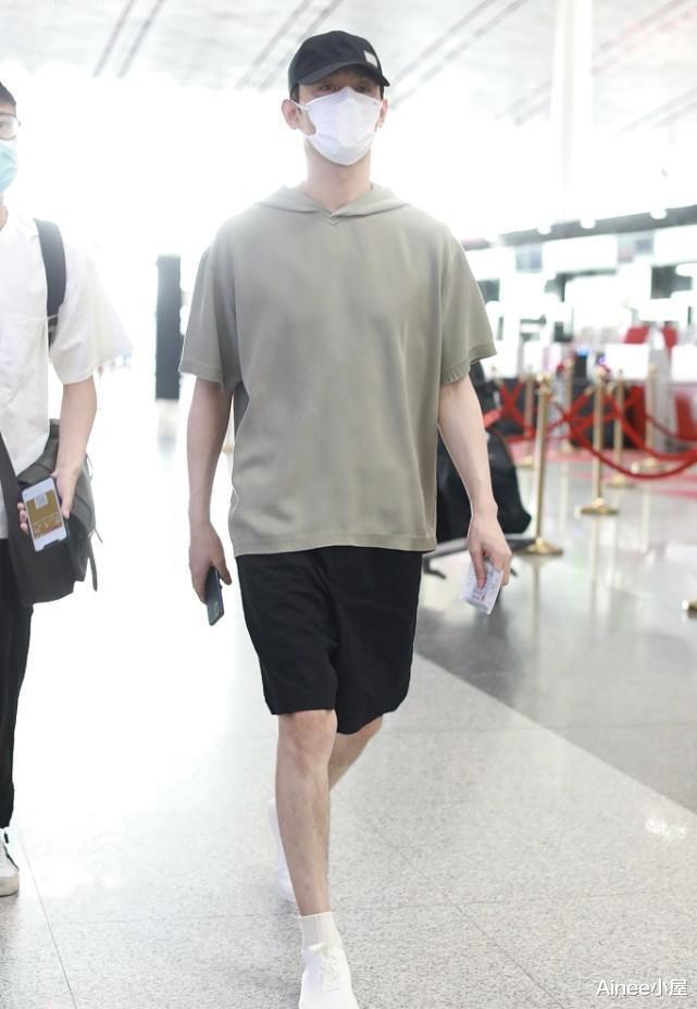 Ainee小屋|王凯的型男气质抹不掉，白色T恤配束脚裤穿，身材真是没啥挑剔的