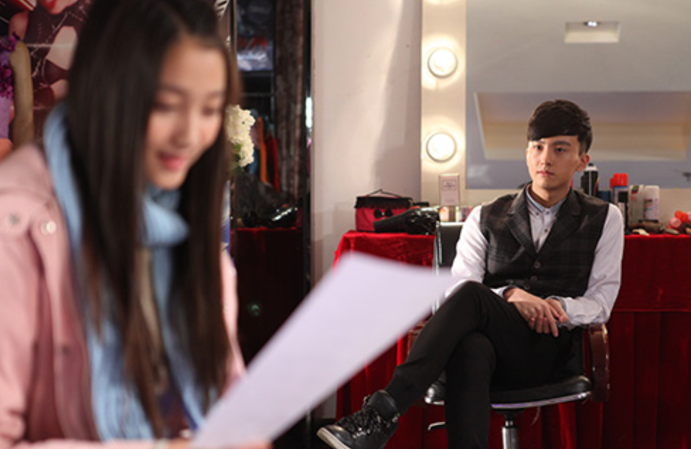 都美竹|?关晓彤街头拍戏被偶遇！一双大长腿纤细白皙，穿平底鞋与男方等高