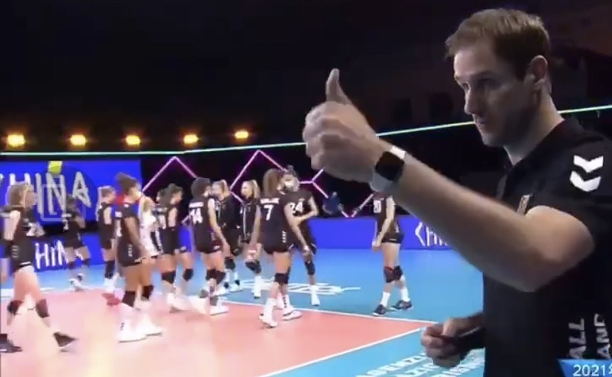 美洲杯|中国女排3-2大逆转！郎平换人神了，放弃王梦洁，对手竖出大拇指