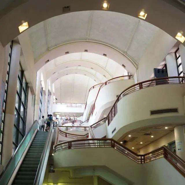 赵丽颖|32年前，李嘉诚把18岁李嘉欣带回家，3小时后发妻为何突然去世？