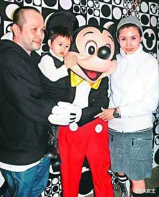 家族荣耀|他白手起家年赚36亿！娶到被王晶捧红的著名艳星，堪称人生赢家