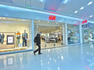 虎说百态聊 耐克黑工厂曝光！工人每天薪水仅1.25美元，而明星代言费高达1亿