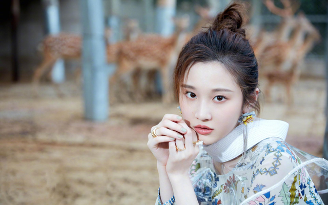 倪妮|她曾是张艺谋力捧的“小花”，前途无量，只因一条内裤毁了前程？