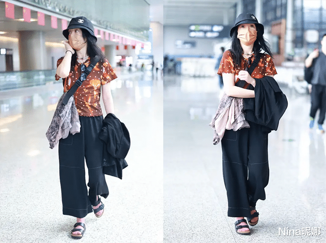 Nina昵娜|47岁周迅赶飞机有多佛系！穿染色T恤像小老太，10块拖鞋太不得体