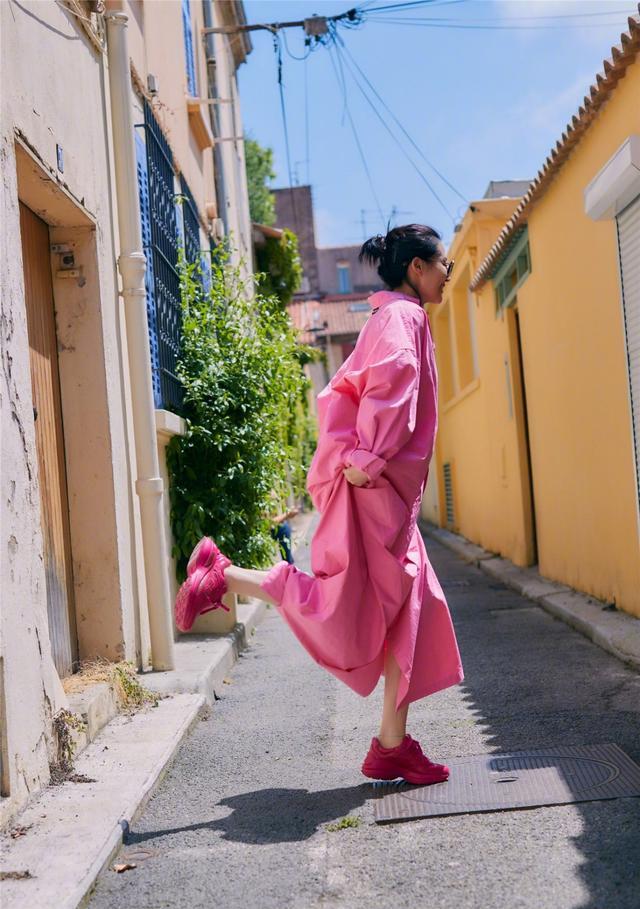 穿衣搭配|51岁许晴不服老，穿玫红裙扎小马尾超减龄，还像年轻人一样敢穿