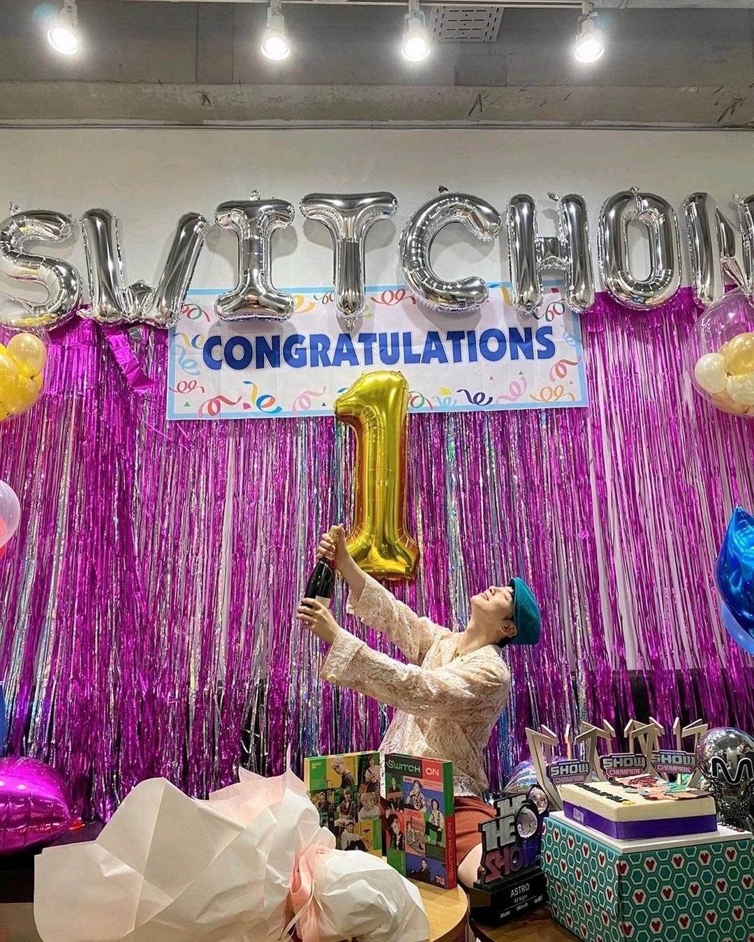 车银优|车银优，脖子上突然出现啵啵痕迹的唇印？在看镜子里的什么呢