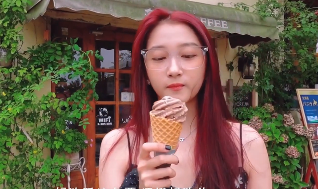 关晓彤|关晓彤：假期吃吃喝喝，到青岛走了一天的路连丝袜都被“蹭破了”