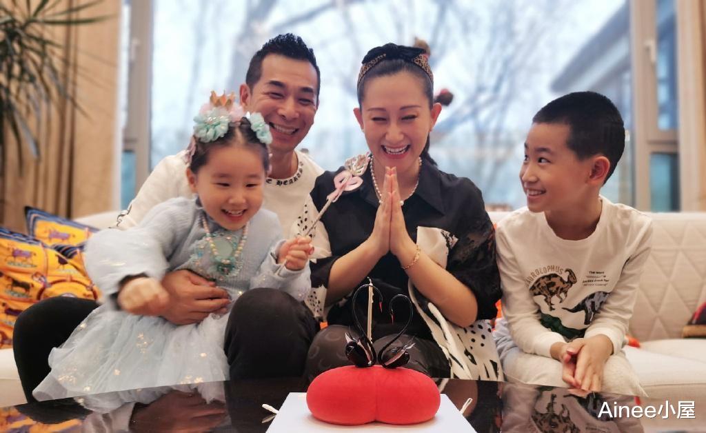 Ainee小屋|赵文卓一家好幸福,老婆张丹露气质高级,岁数一大熟女韵味更强