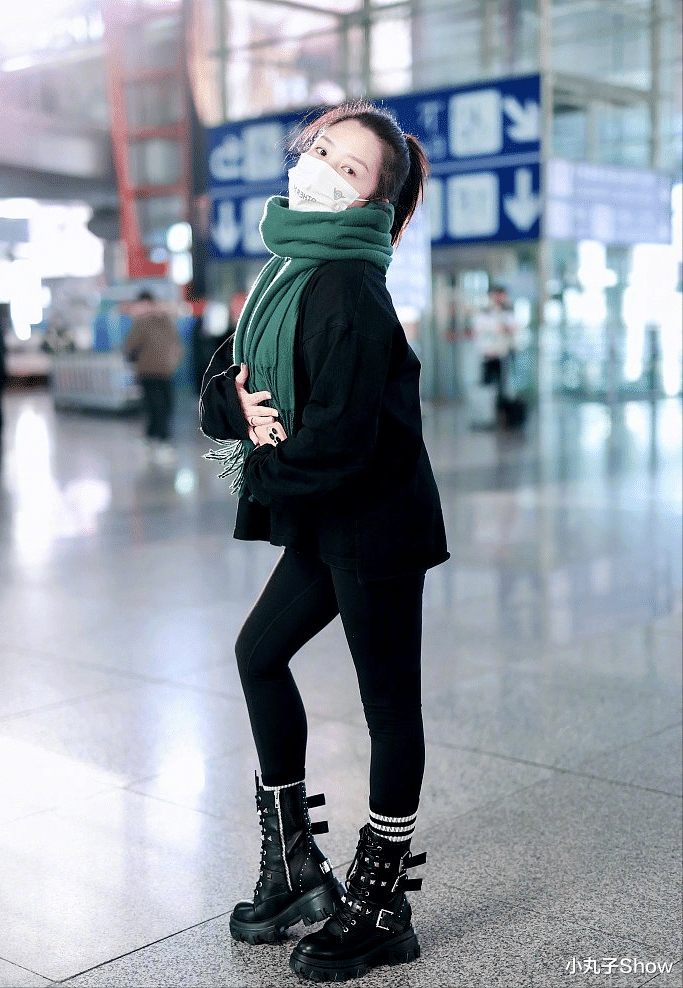 宝宝洗澡 瘦身成功!三娃妈何洁走机场变样,黑色紧身裤秀身材,大象腿没了