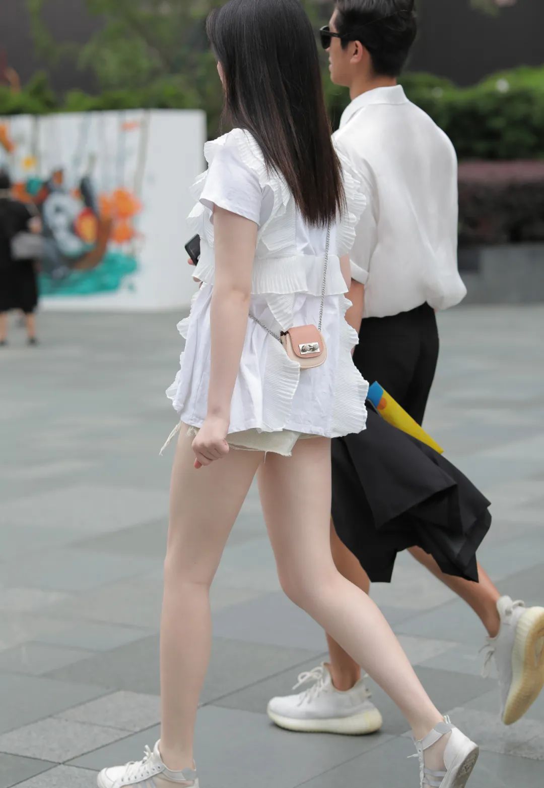 时尚穿搭女装|街拍:穿白衣的时尚女生,这大长腿太羡慕了