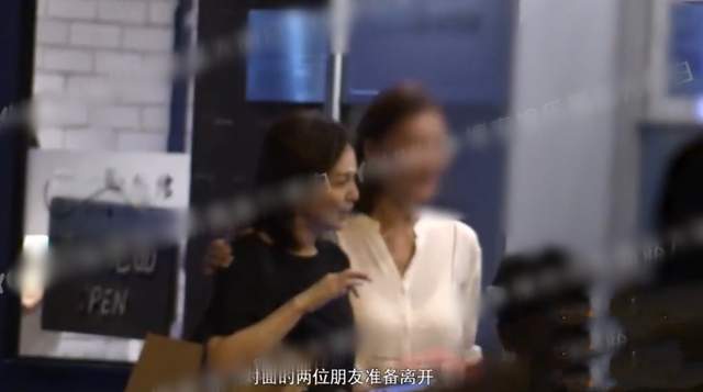 王琳|雪姨王琳素颜逛街气质佳，不戴口罩无人识，与好友搭肩热聊心情好