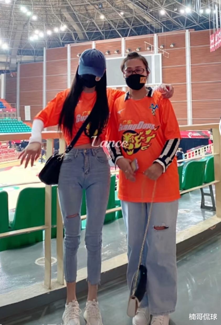楠哥侃球 宏远母亲团游东莞，胡妈妈穿着年轻很显眼，徐妈妈首次现身显苍老