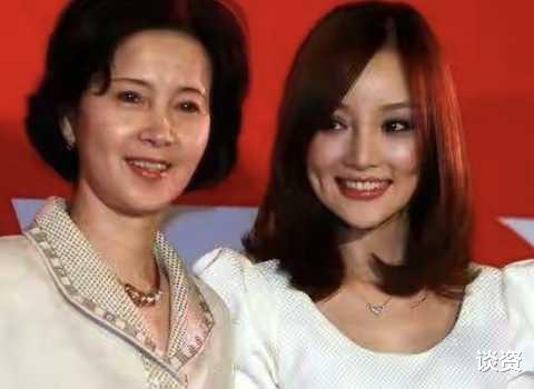 李小璐|李小璐晒与女儿同框卖萌,9岁甜馨出落得亭亭玉立,母女俩像姐妹花