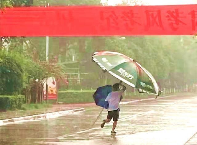 家有二宝育儿|下雨天体院男生的打伞方式，一个人拯救一个宿舍，这满满的安全感